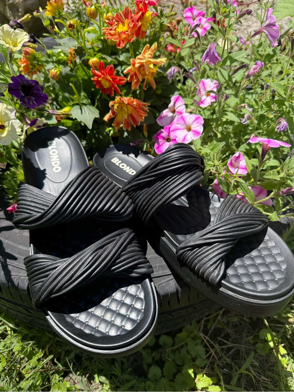 Blondo Black Twisted Strap Slide Sandals